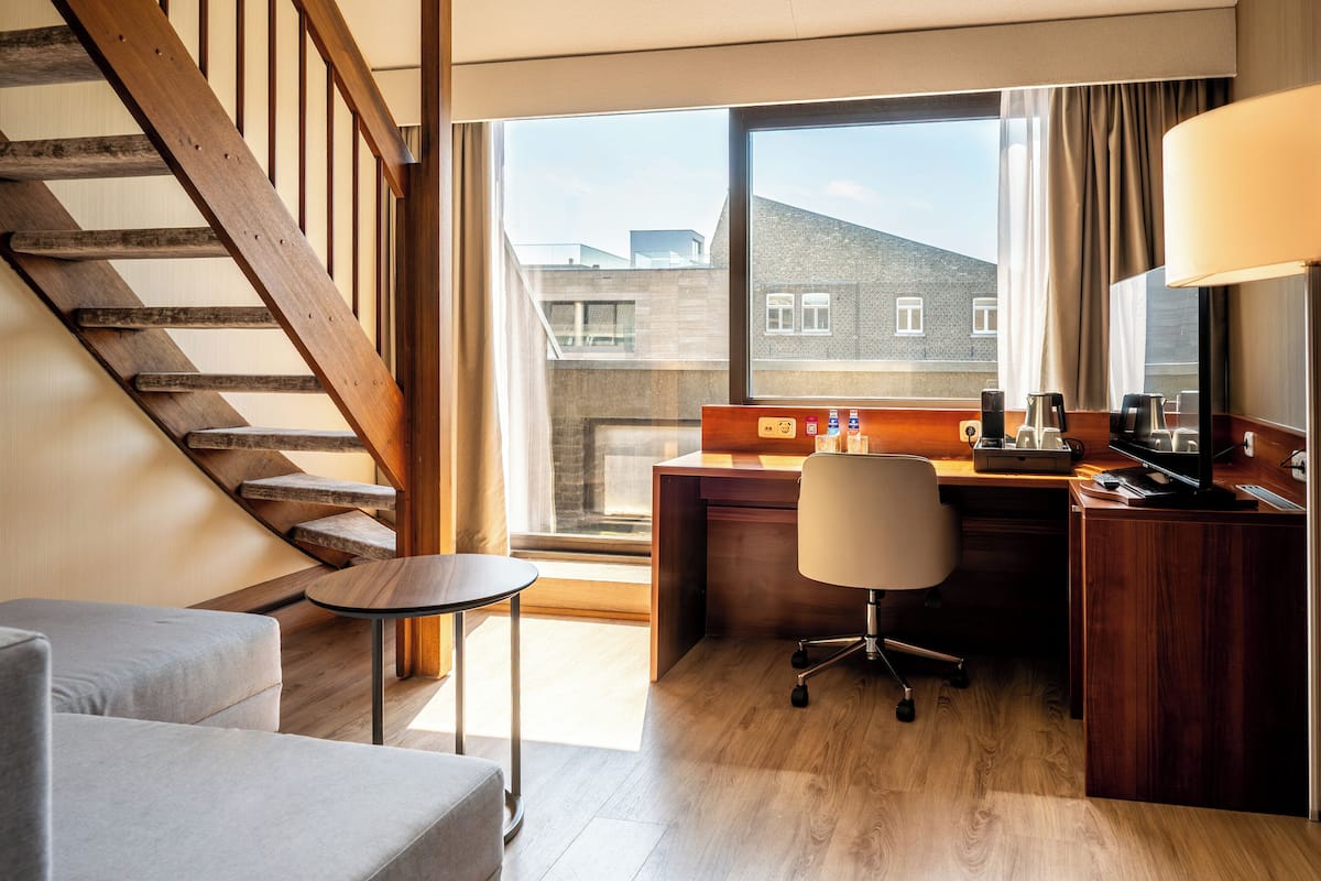 Een minibar, een kluis op de kamer, een bureau, een laptopwerkplek