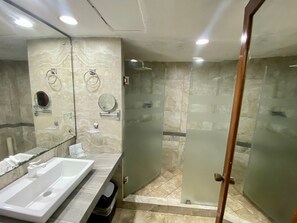 Chambre Lune de Miel, 1 très grand lit, vue océan | Salle de bain | Ensemble douche/baignoire, articles de toilette gratuits