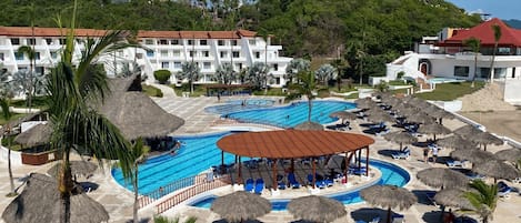 Piscine extérieure, accès possible de 9 h à 19 h, parasols