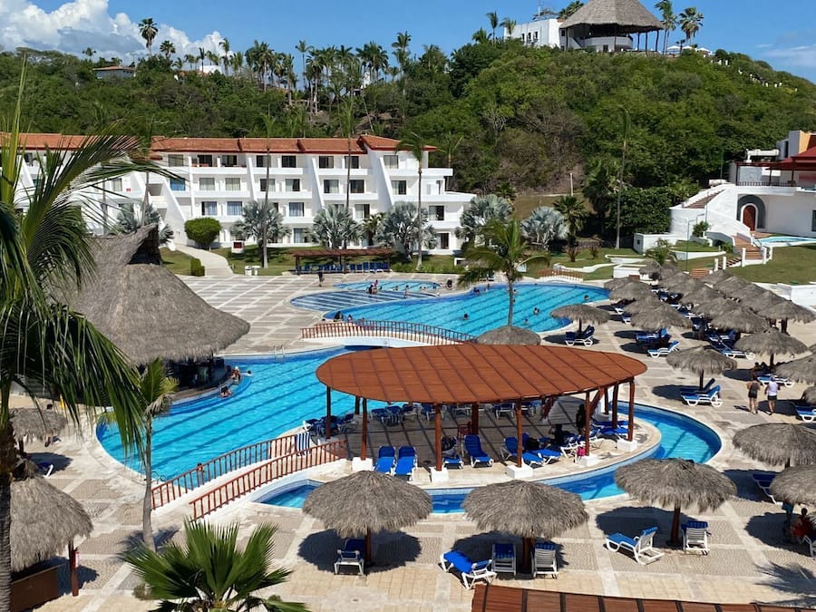 AuĂenpool, geöffnet von 09:00 Uhr bis 19:00 Uhr, Sonnenschirme