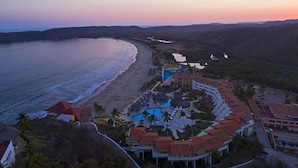 Et resort med pool, strand og havudsigt.