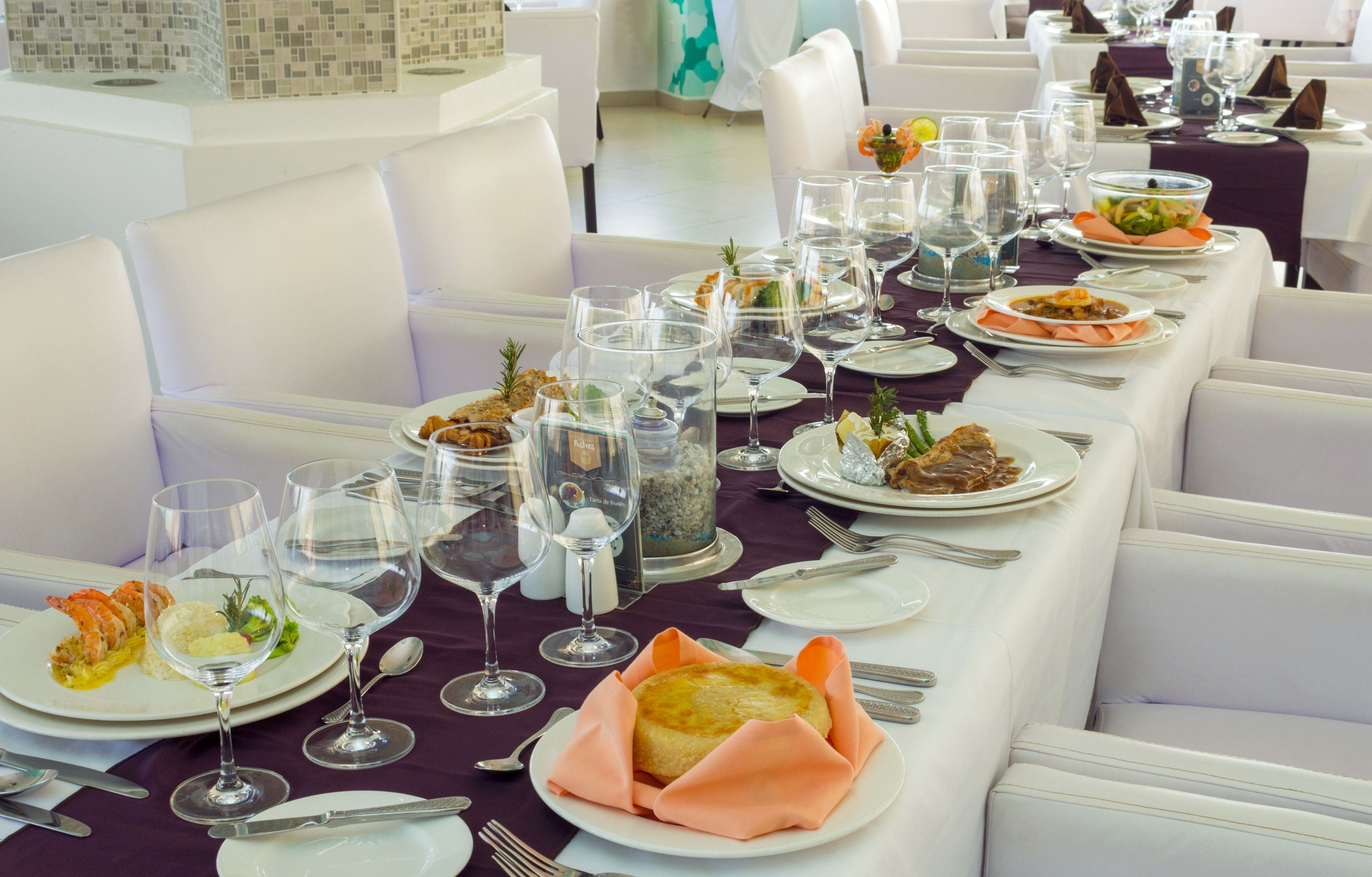 4 restaurantes; se sirve desayuno, almuerzo y cena; cocina internacional