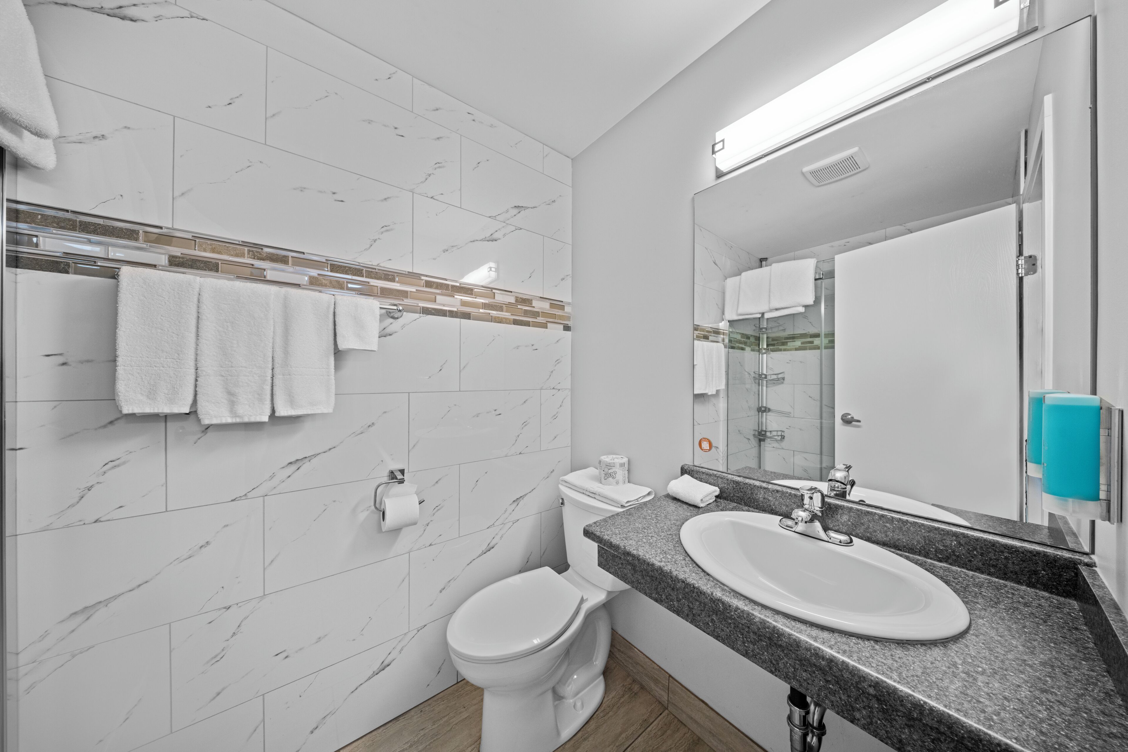 Habitación individual clásica | Baño | Tina con regadera, amenidades de baño gratuitas, secadora de cabello 