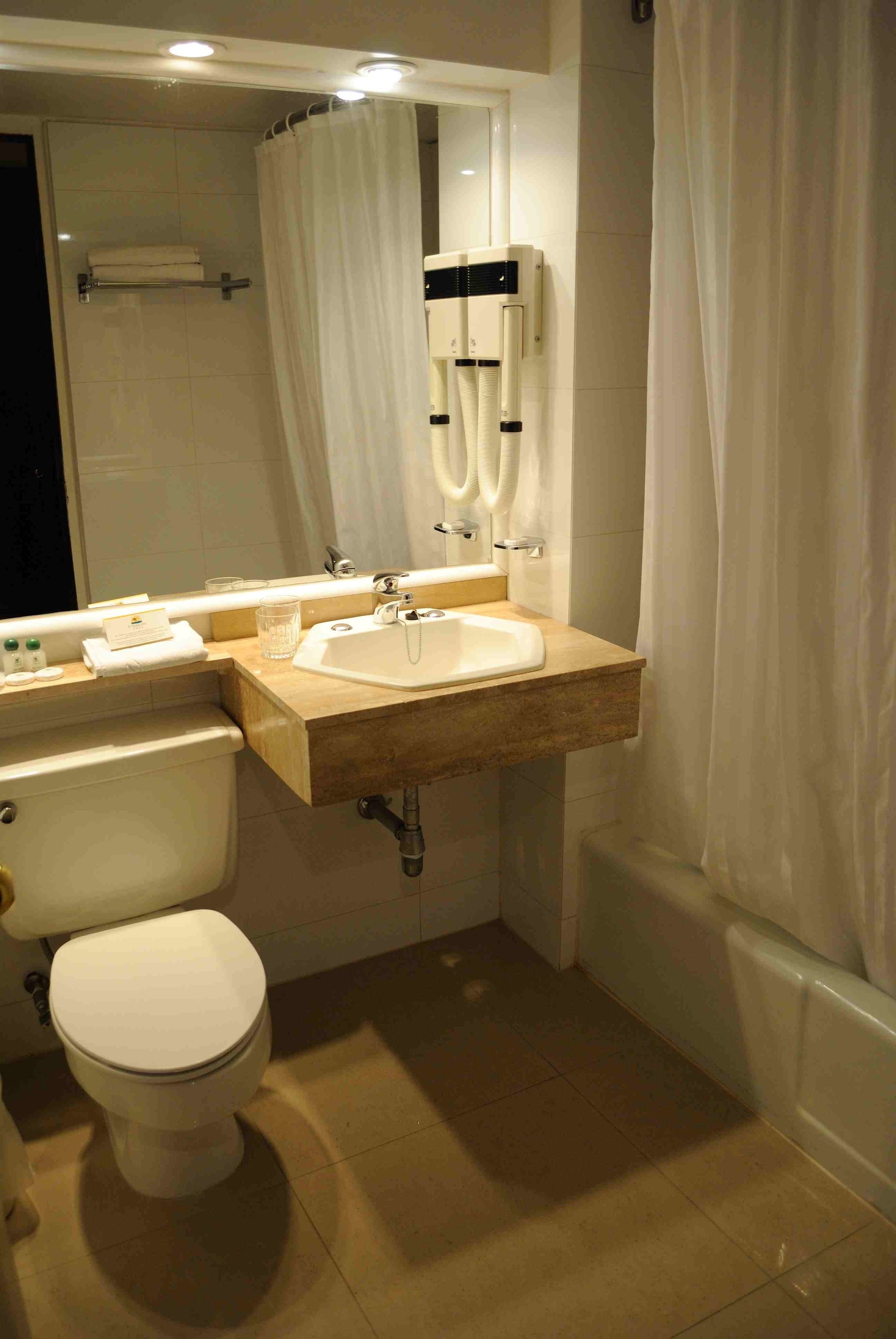 combined shower/bathtub, rainfall showerhead, free toiletries