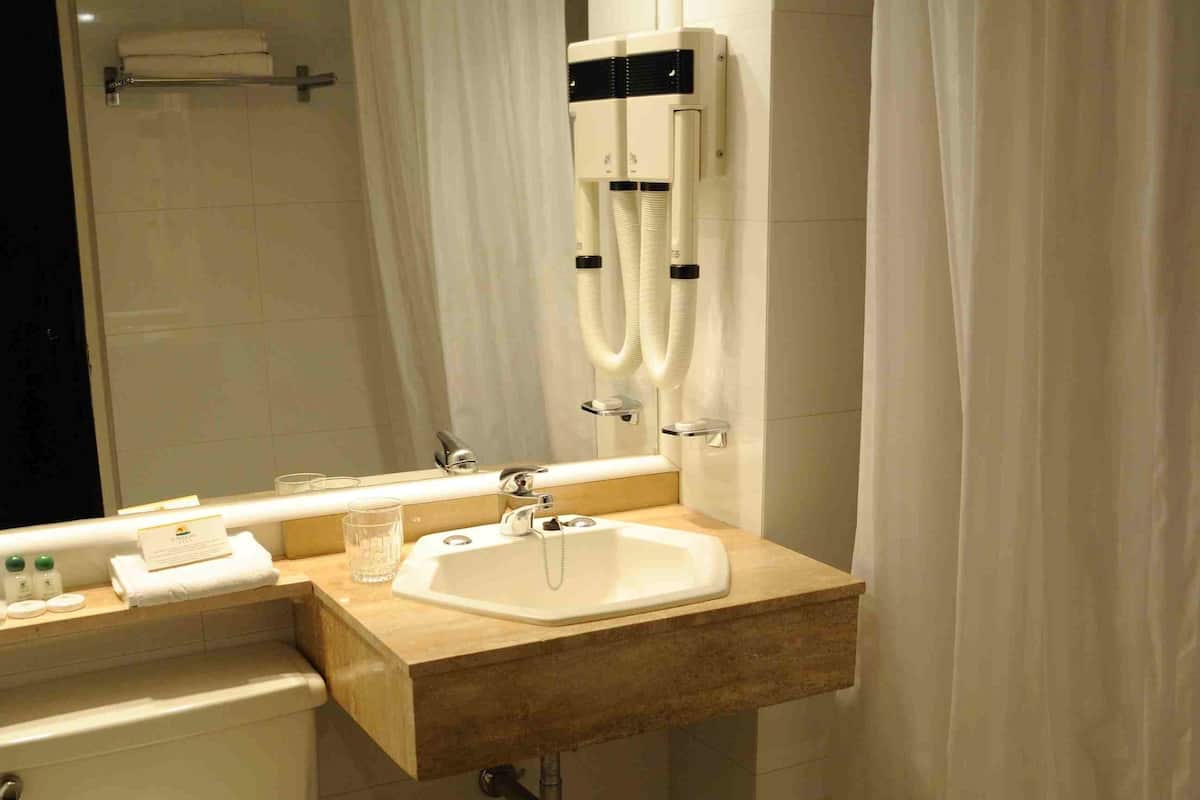 combined shower/bathtub, rainfall showerhead, free toiletries