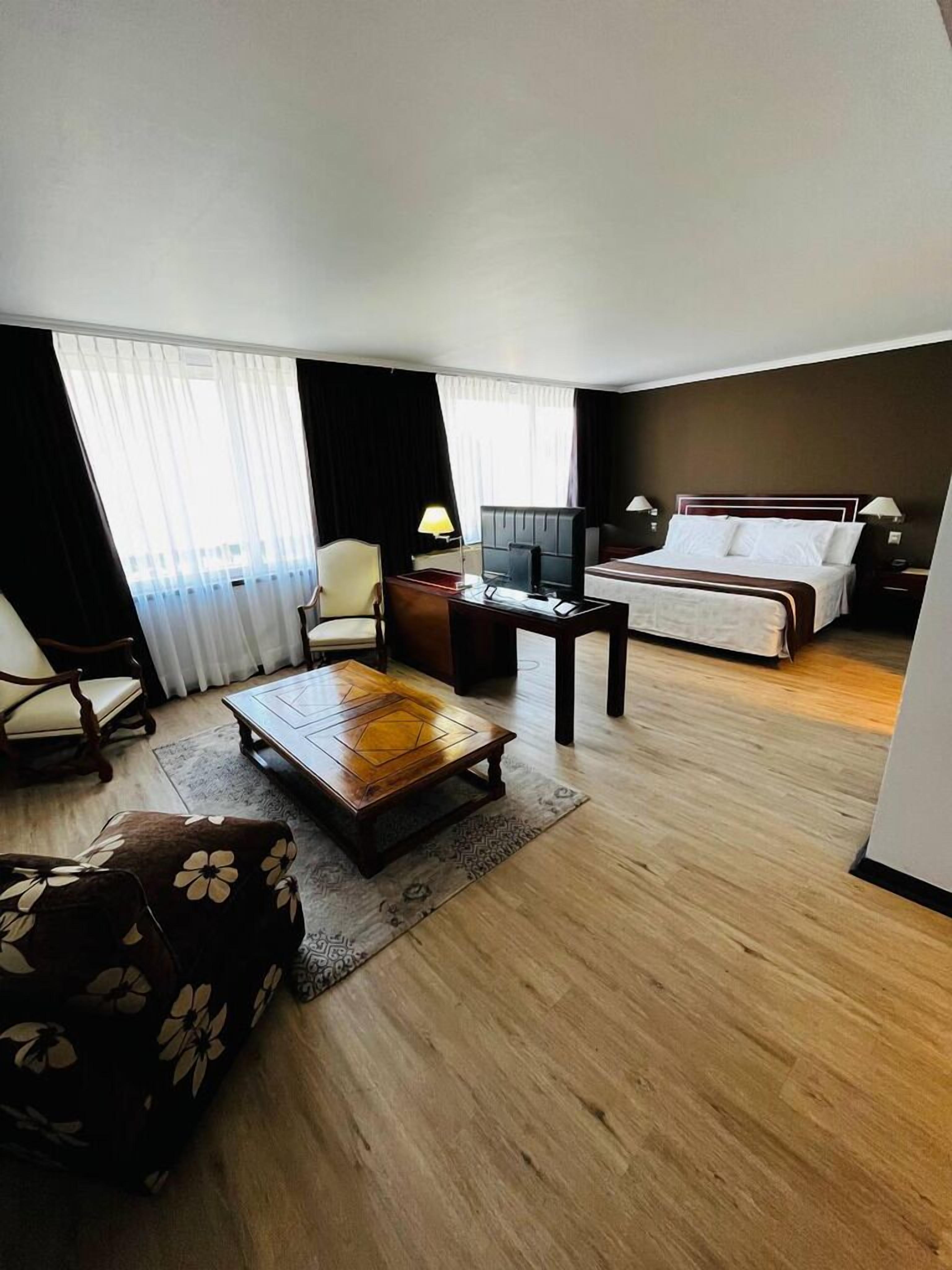 suite | minibar, in-room safe, individually decorated, individually furnished