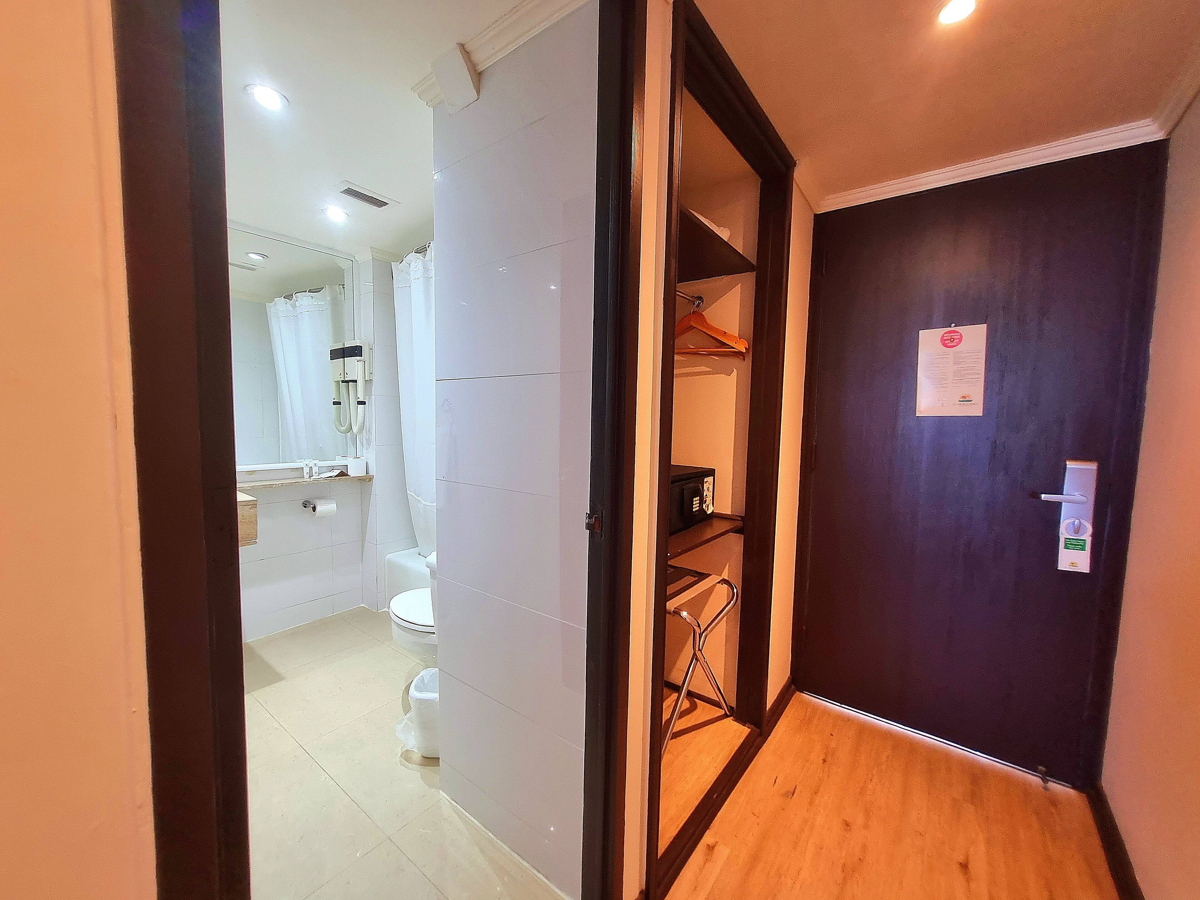 junior room | minibar, in-room safe, individually decorated, individually furnished