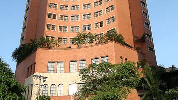 Vista frontal de la propiedad