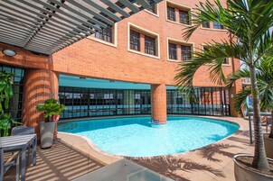 Una piscina al aire libre