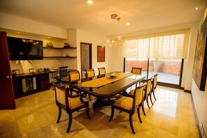 Suite com um Balcon | Roupas de cama antialérgicas, frigobar, cofres nos quartos, escrivaninha