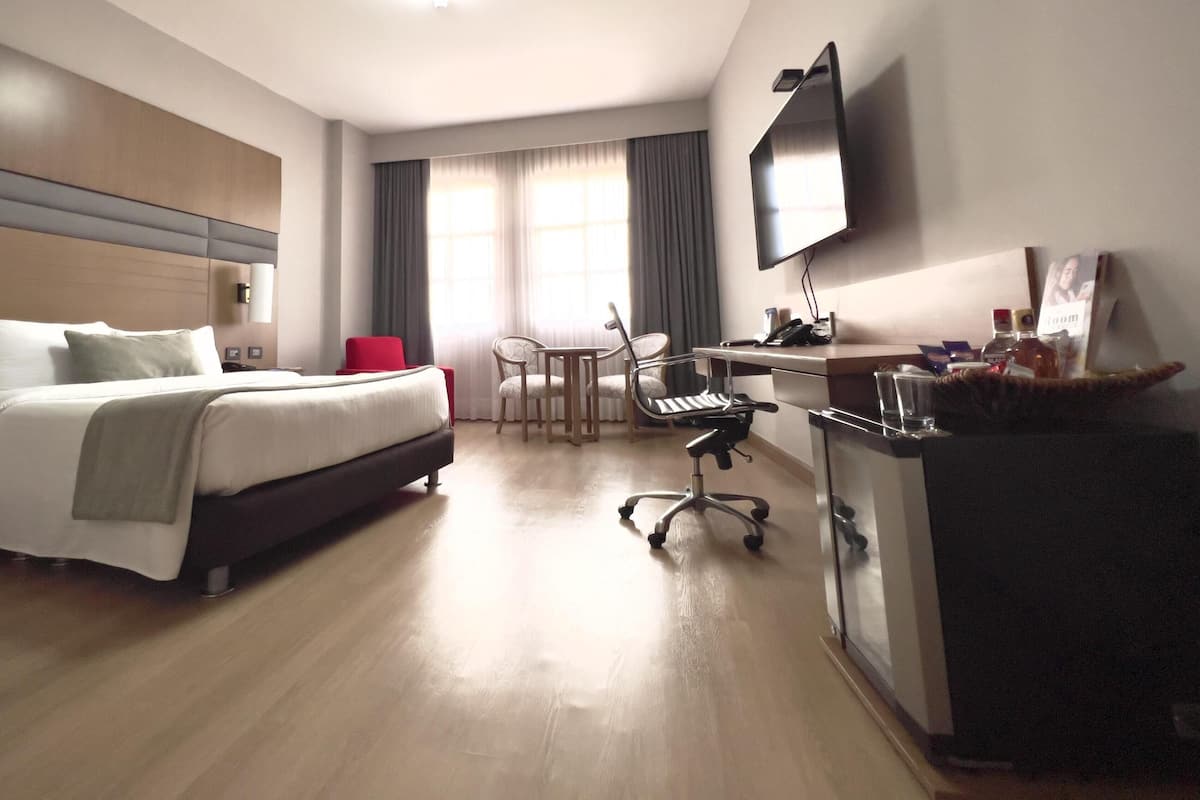 Roupas de cama antialérgicas, frigobar, cofres nos quartos, escrivaninha