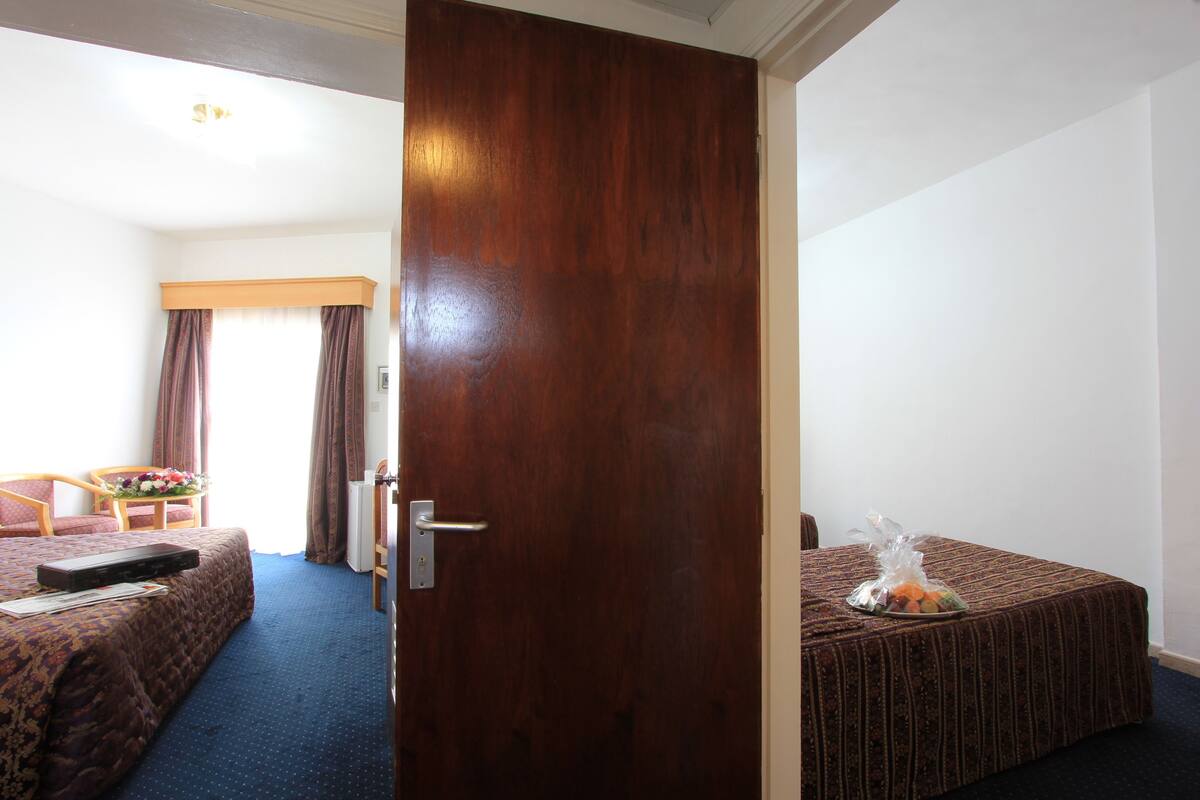 Minibar, in-room safe, desk, iron/ironing board
