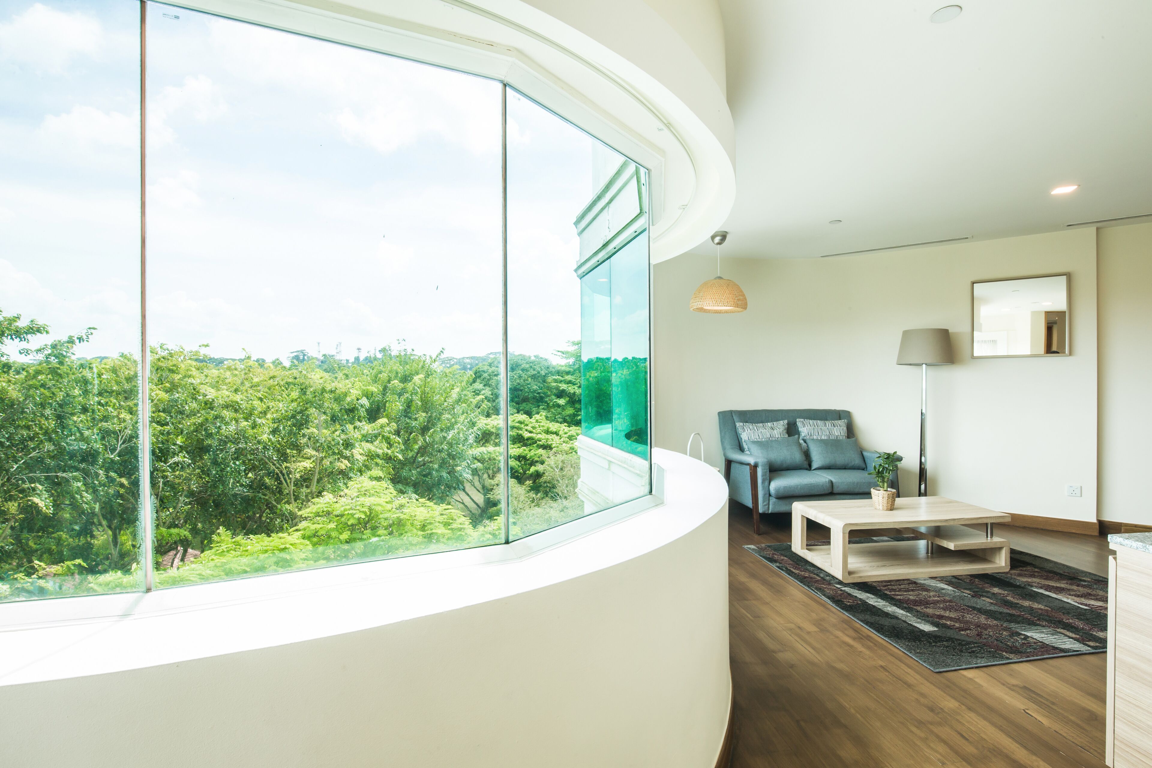 Suite ejecutiva | Área de sala de estar | Televisión LCD de 42 pulgadas con canales por cable y televisión 