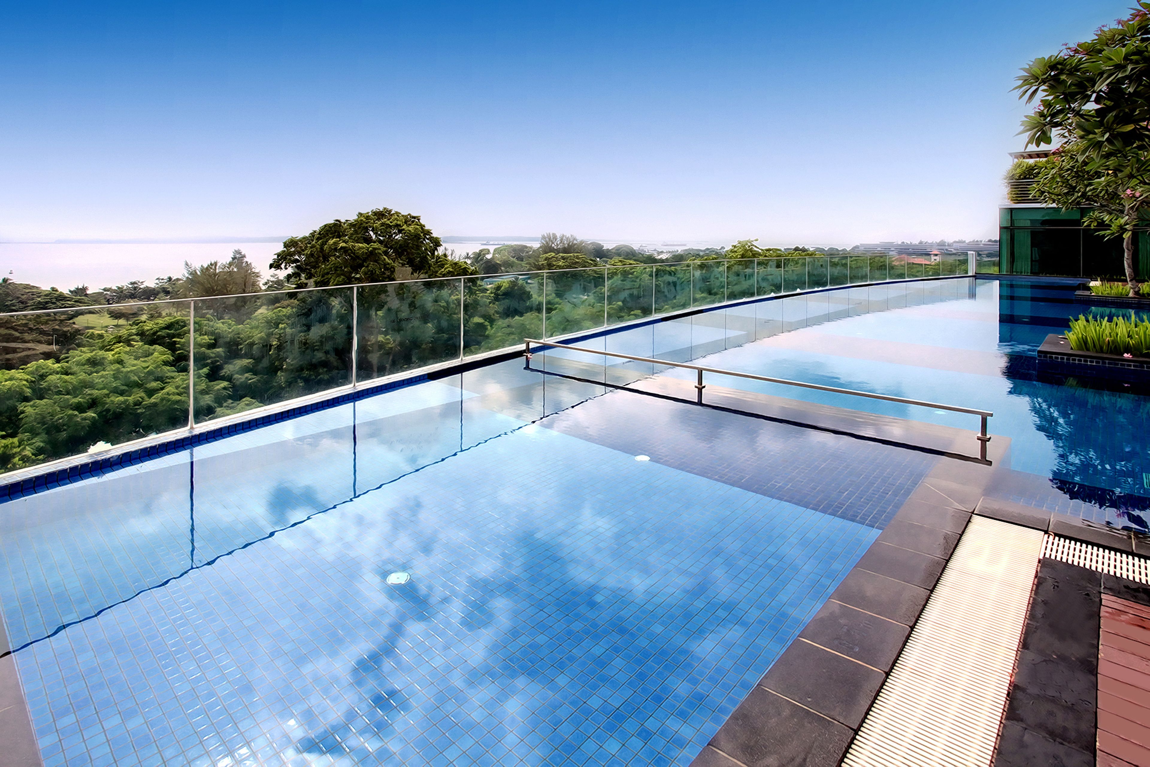 2 outdoor pools, pool loungers