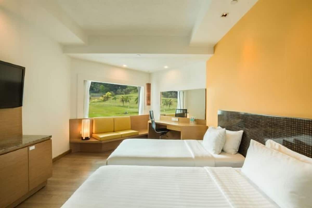 Premium bedding, in-room safe, desk, blackout curtains