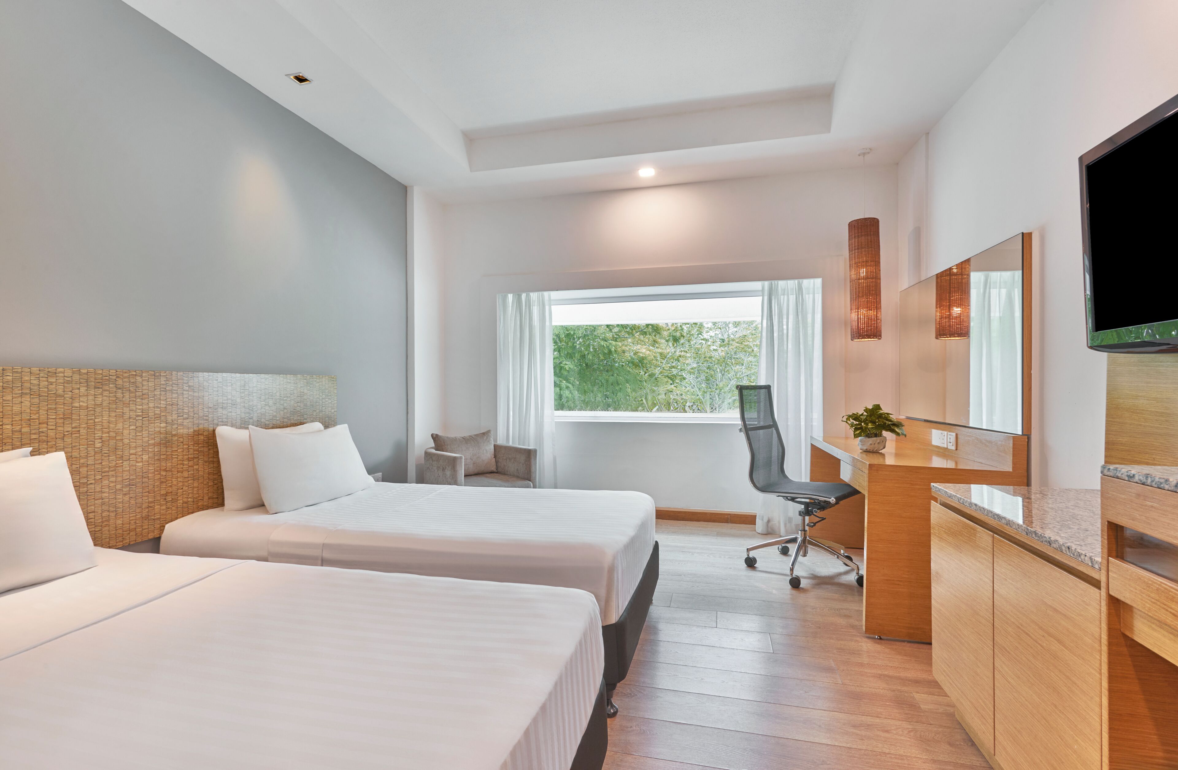 ห้องดีลักซ์ | เครื่องนอนระดับพรีเมียม, ตู้นิรภัยในห้องพัก, โต๊ะทำงาน, ผ้าม่านกันแสง