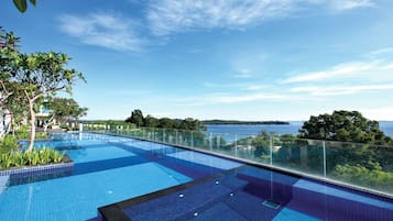 2 kolam renang outdoor, dengan kursi berjemur