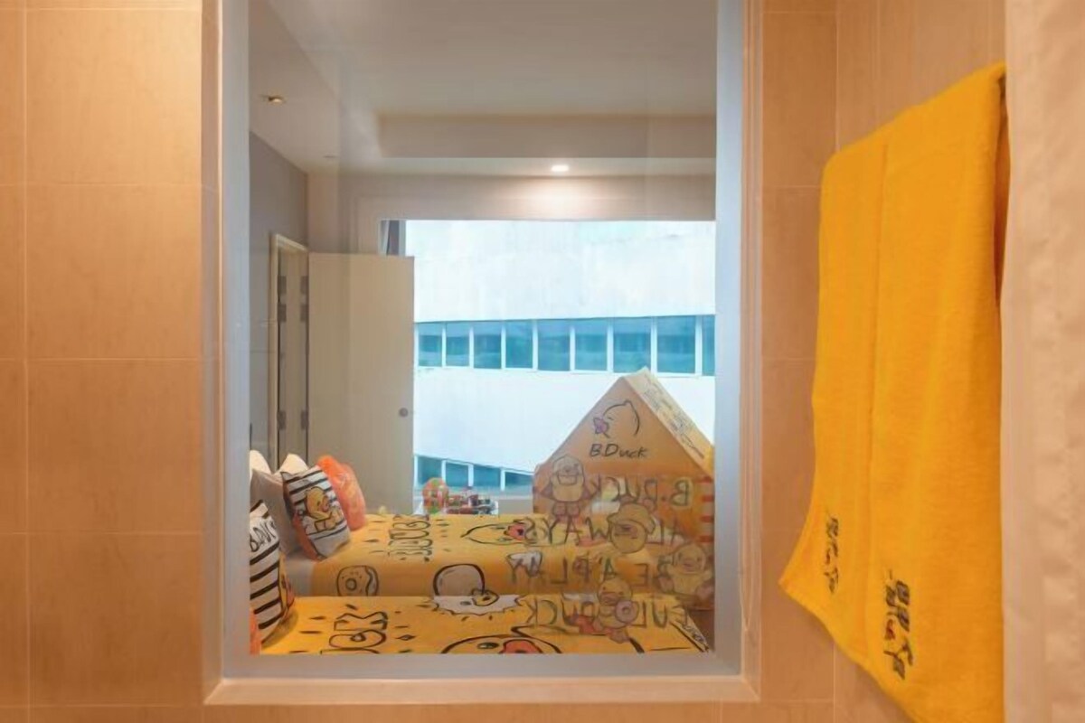 Ropa de cama de alta calidad y caja de seguridad en la habitación 