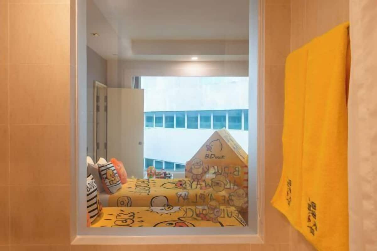 Ropa de cama de alta calidad, caja fuerte, escritorio y cortinas opacas