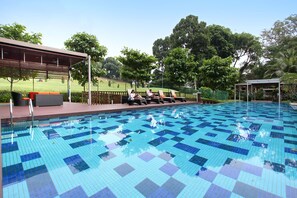 2 座室外游泳池，提供日光浴躺椅