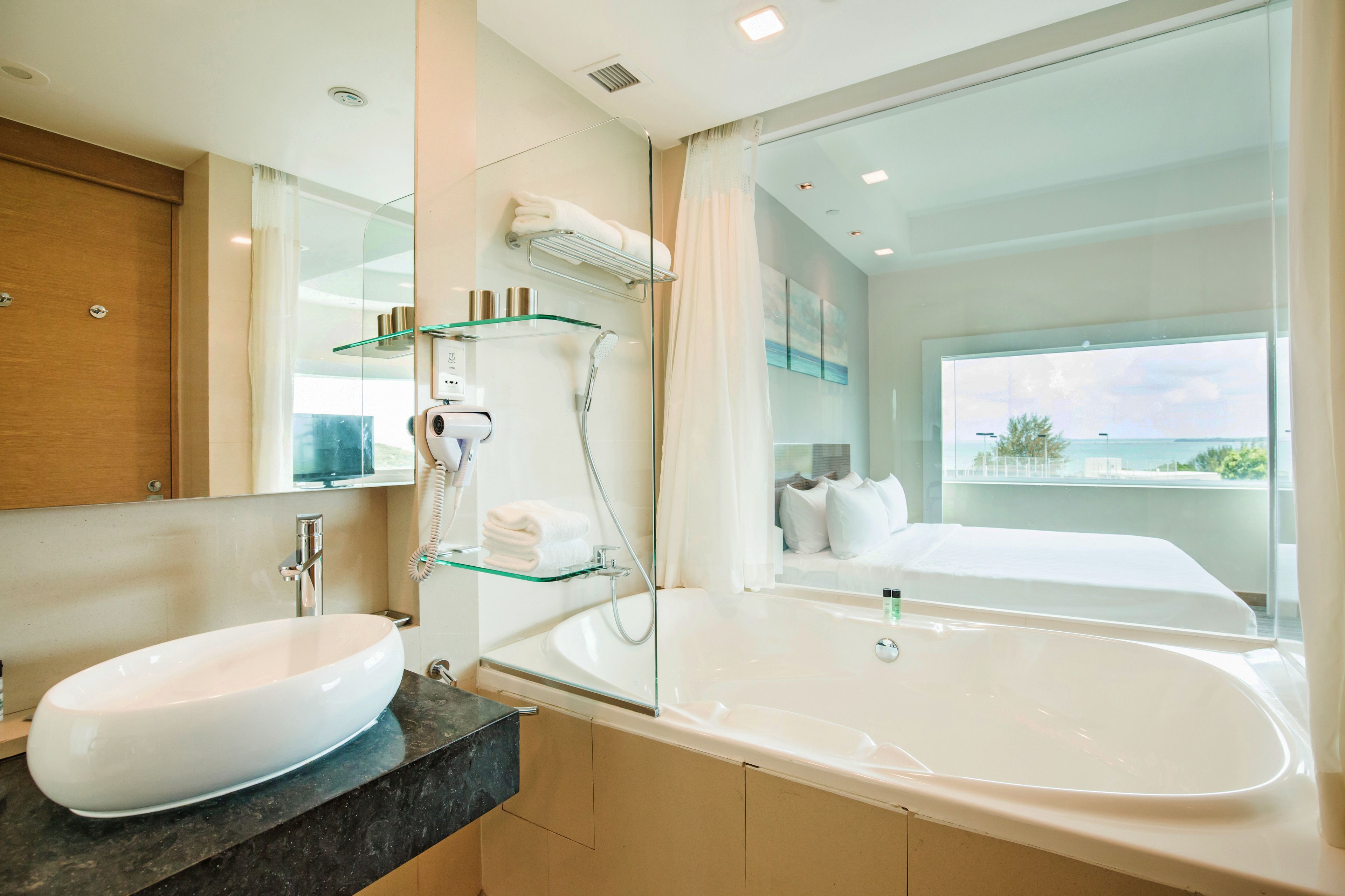executive suite | bathroom | combined shower/bathtub, deep-soaking bathtub, free toiletries