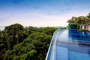 2 outdoor pools, pool loungers