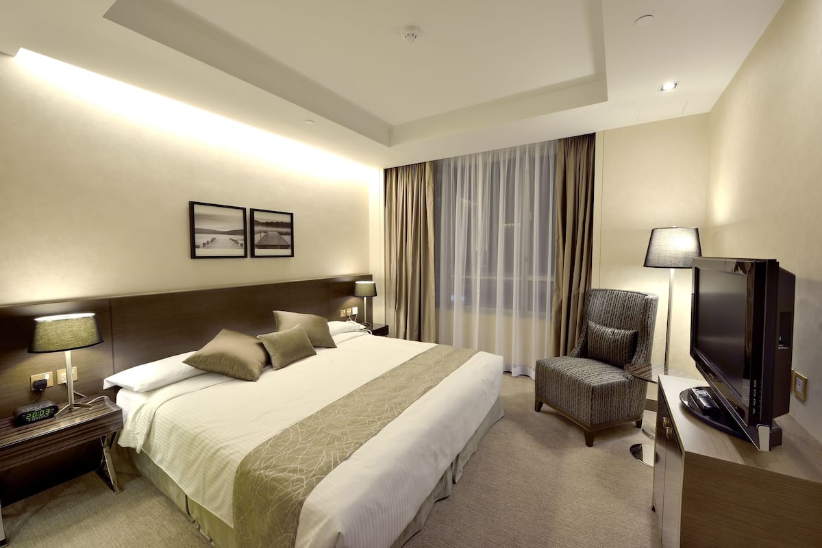 City View King Suite | In-room safe, desk, free WiFi, bed sheets