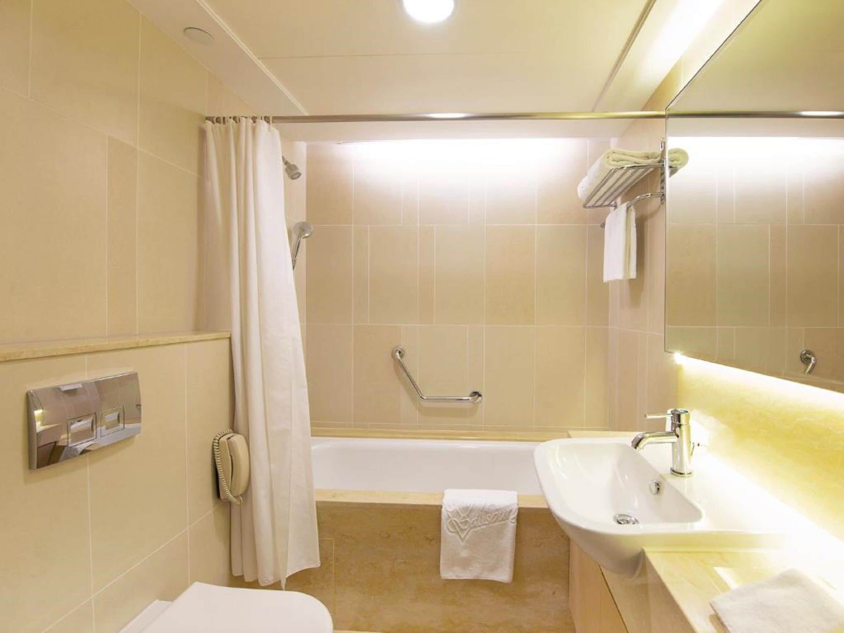 harbour view king suite | bathroom | hair dryer, towels