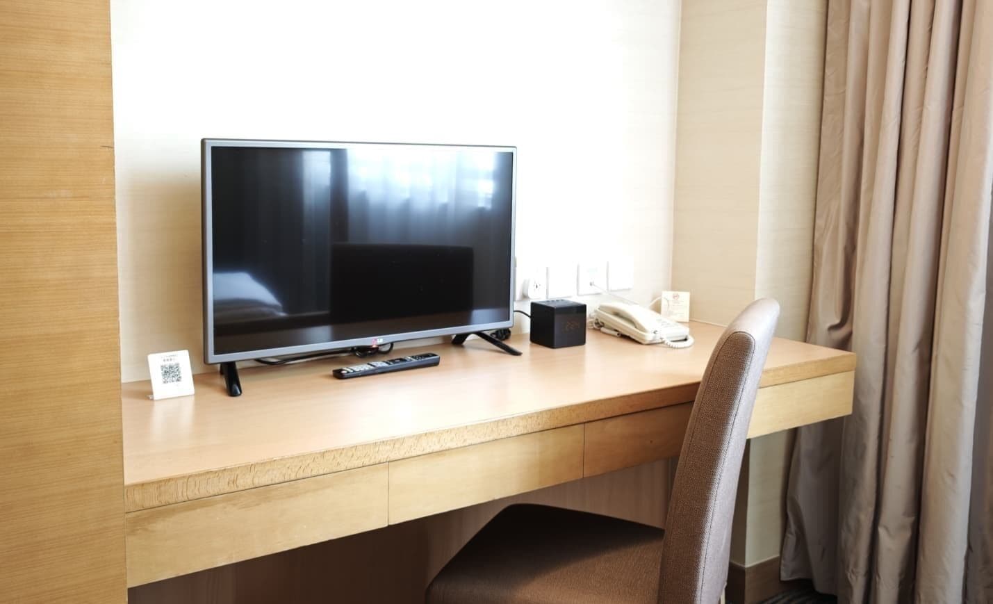 dormitory room | in-room safe, desk, free wifi, bed sheets