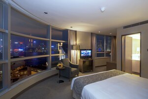 Harbour View King Suite | In-room safe, desk, free WiFi, bed sheets