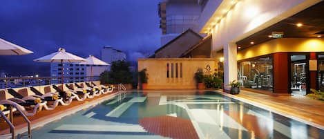 Outdoor pool, sun loungers