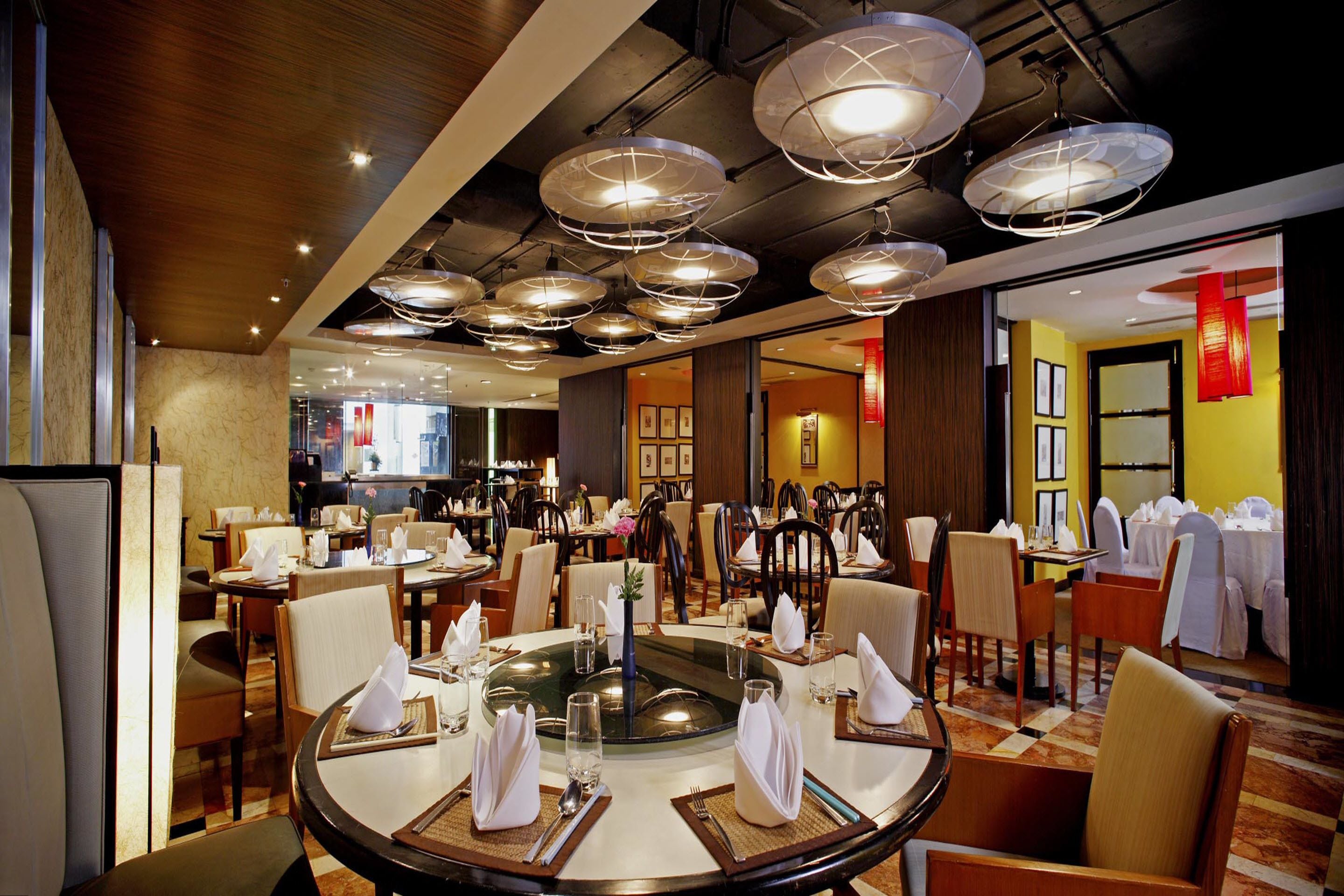 2 restaurants; breakfast, lunch and dinner served 