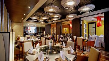 2 restaurants; breakfast, lunch and dinner served
