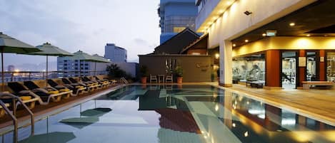 Indoor/outdoor pool