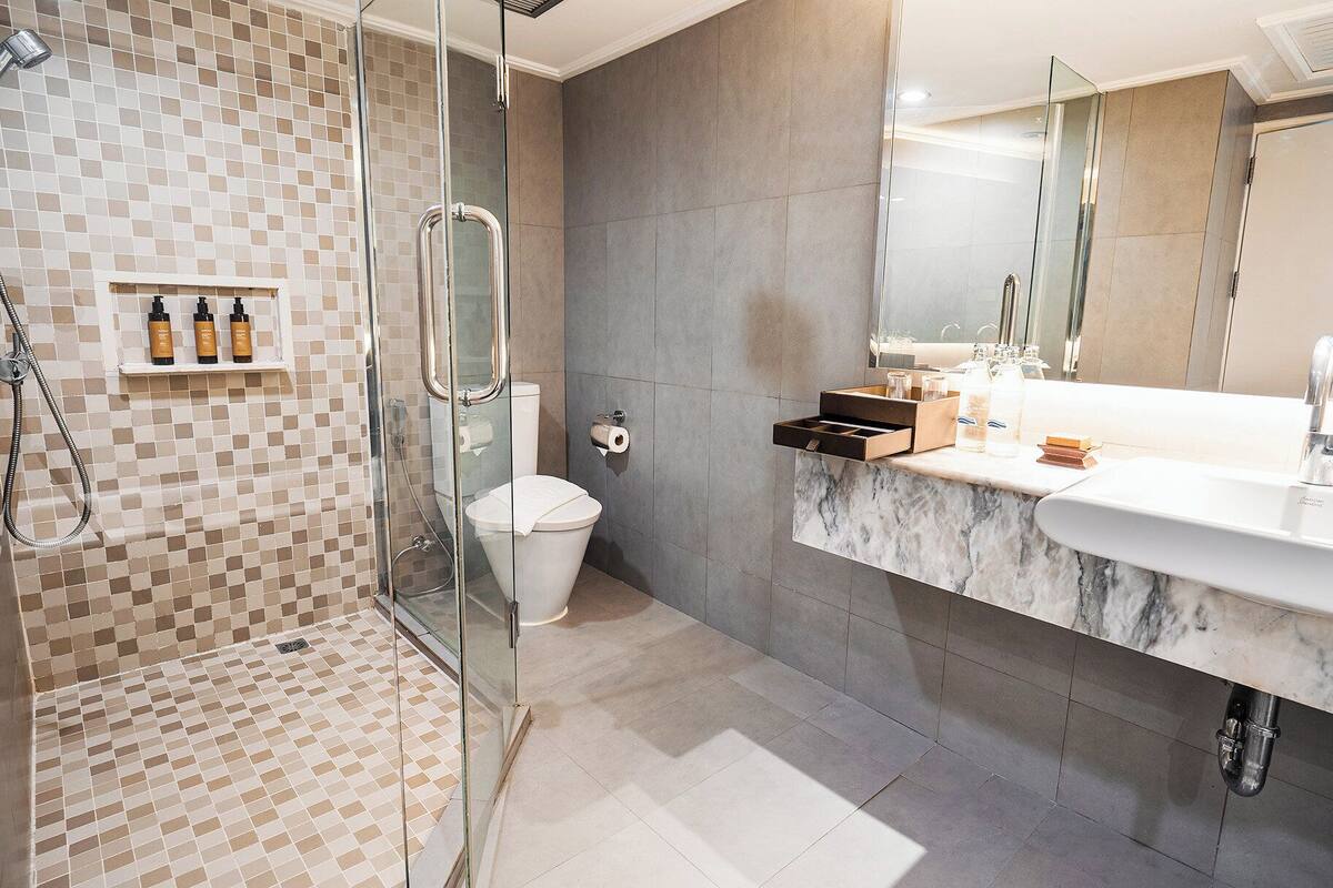 executive suite, 1 king bed | bathroom | hair dryer, bathrobes, slippers, towels