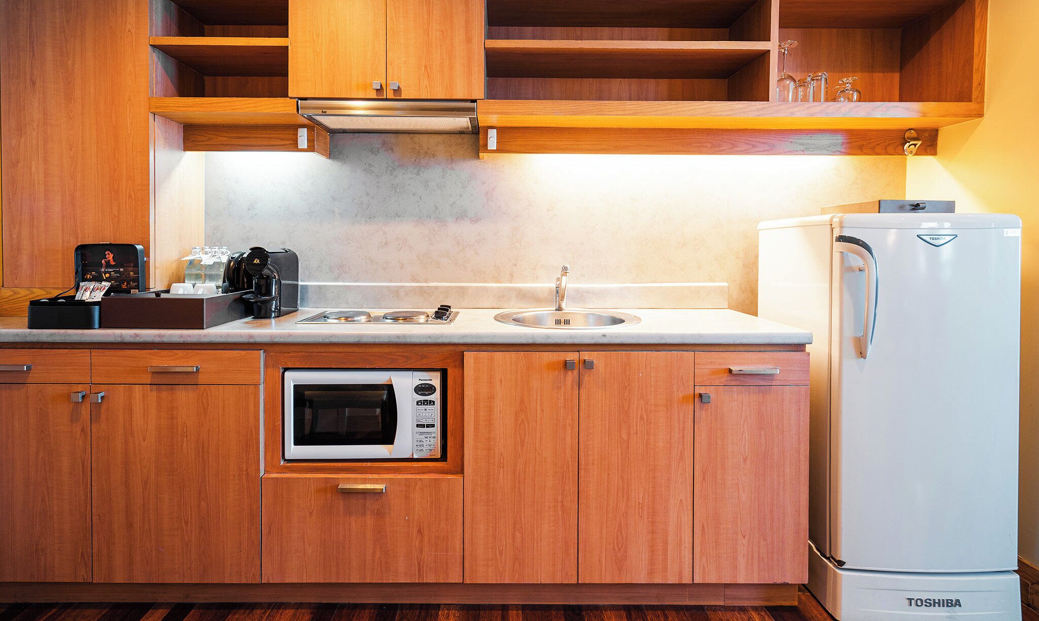 deluxe studio, 1 king bed | 1 bedroom, minibar, in-room safe, desk