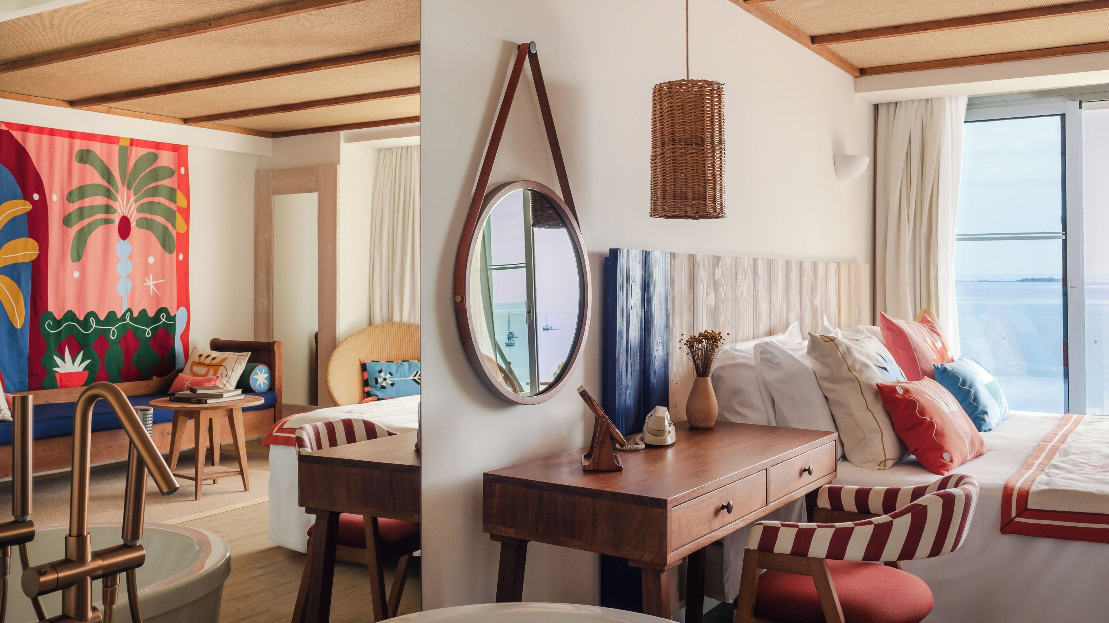 Camera Premium (PANGEA Mediterranean View) | Biancheria da letto di alta qualità, minibar, cassaforte in camera