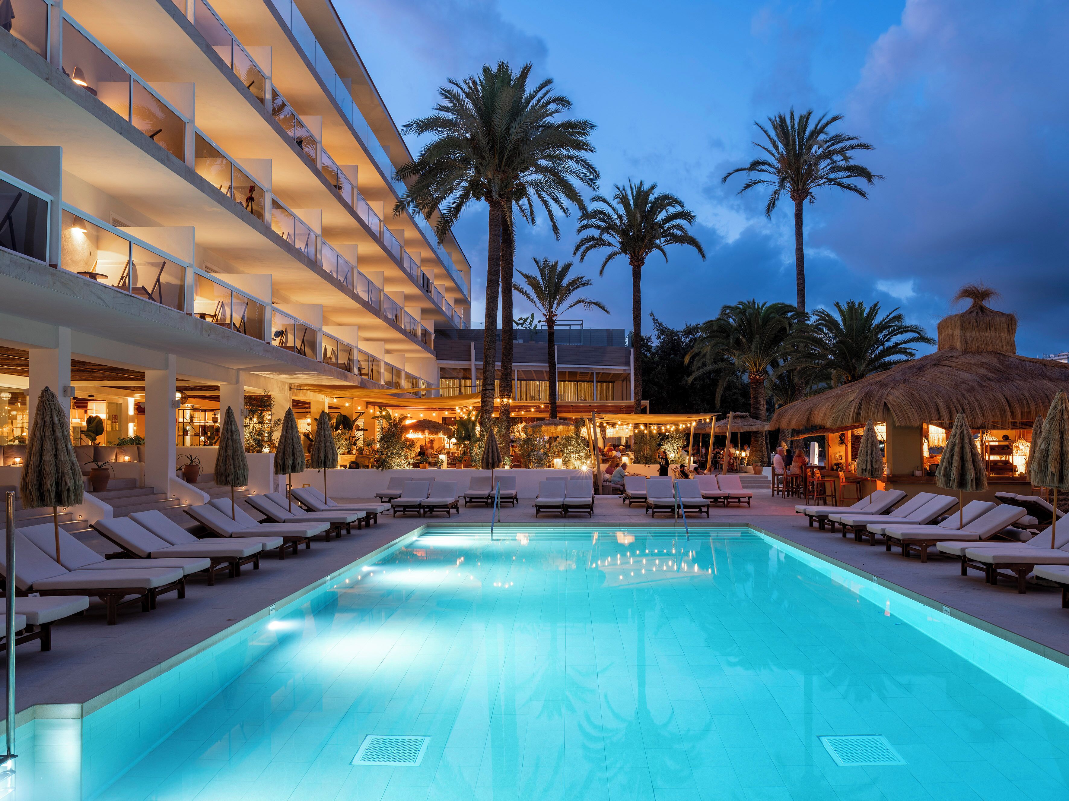 2 つの屋外プール、プール パラソル、サンラウンジャー