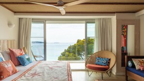 尊荣客房 (PANGEA Mediterranean View) | 高档床上用品、迷你吧、客房内保险箱、办公桌