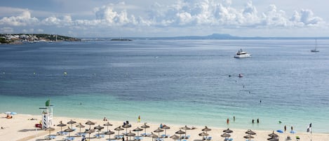 På stranden, vit sandstrand och strandhanddukar