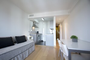 Premium bedding, down duvets, in-room safe, desk - Hotel Jauregui (Hondarribia)
