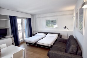 公寓 (6A) | 起居区 | 40-英寸液晶电视 （配备数码频道）、电视