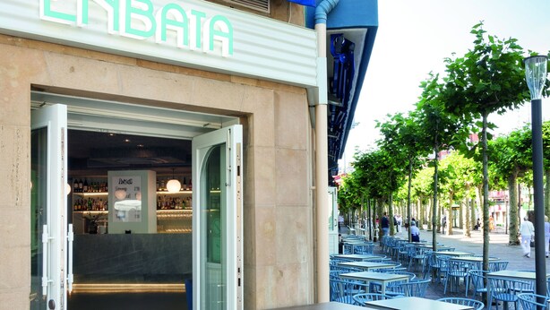 A café named ENBATA with outdoor seating and a clear view of the street. - Hotel Jauregui (Hondarribia)