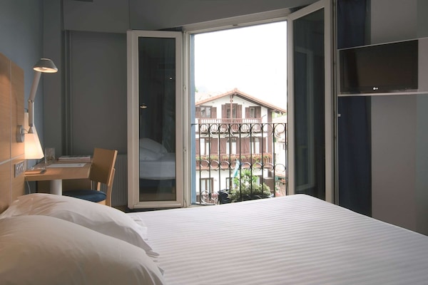 1 bedroom, premium bedding, down comforters, in-room safe