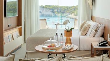 The Level Junior Suite Cala Galdana View | Caja fuerte y espacio para trabajar con un portátil