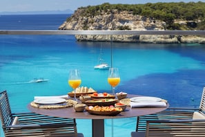 3 restaurantes; se sirve almuerzo y cena; cocina mediterránea