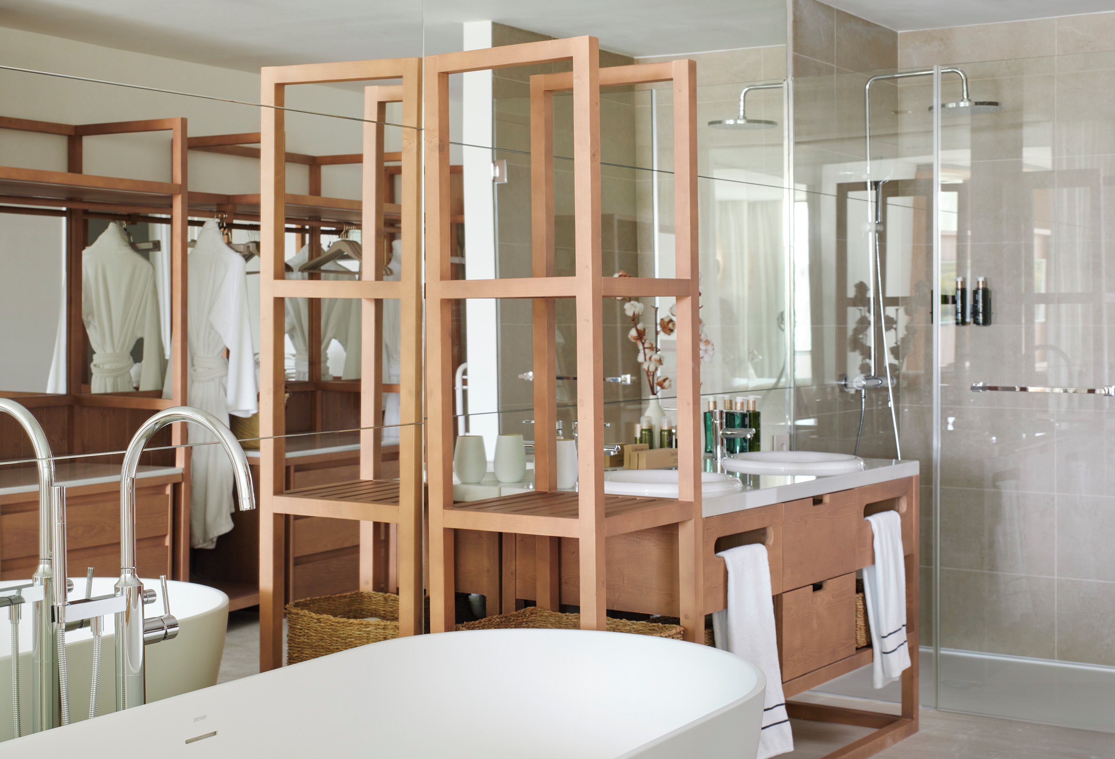 Une salle de bain moderne avec une douche à parois de verre, un meuble-lavabo en bois et une grande baignoire.