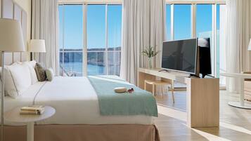 The Level Suite Cala Galdana | Een kluis op de kamer, een laptopwerkplek, een strijkplank/strijkijzer