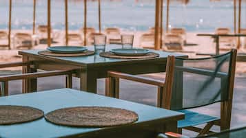 3 restaurants; lunch and dinner served