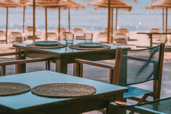 3 restaurants; lunch and dinner served